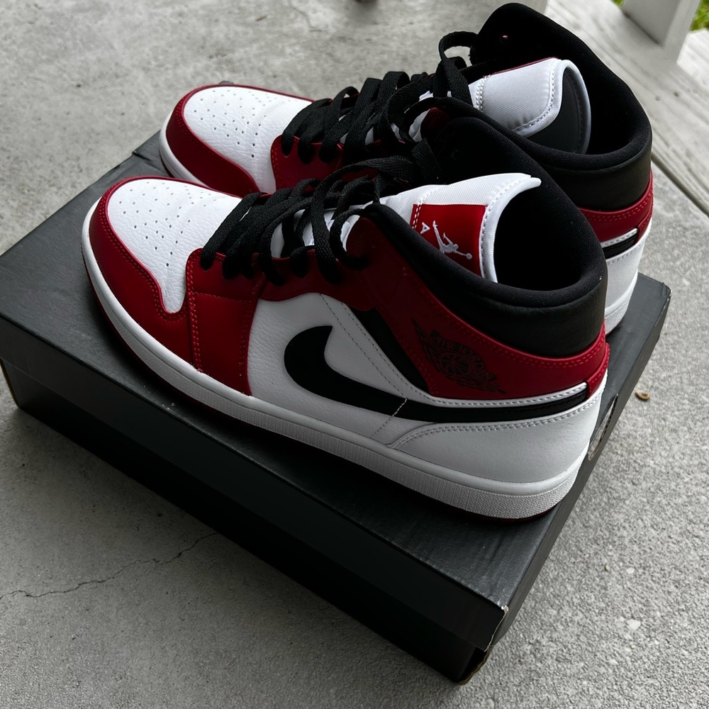 Chicago mid 1 Jordan Red+Black+White